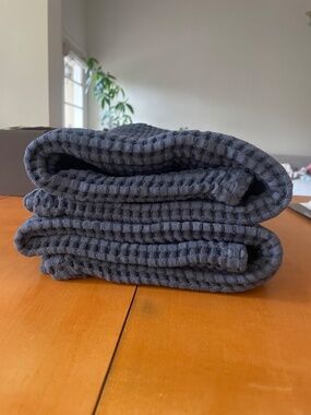 2 Gilded Tree Navy Blue Waffle Bath Towels NEW